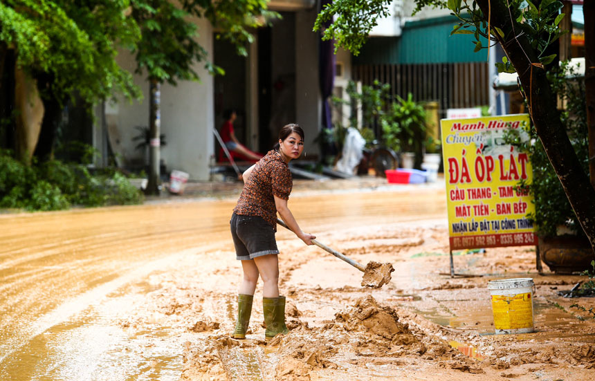 Bà con Yên Bái không ngoại lệ khi cũng tất bật dọn dẹp nhà cửa, đường phố sau cơn lũ. Ảnh: Báo Lao Động