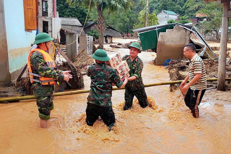 Đảm bảo an toàn đối với thực phẩm hỗ trợ người dân vùng lũ - Ảnh: VGP