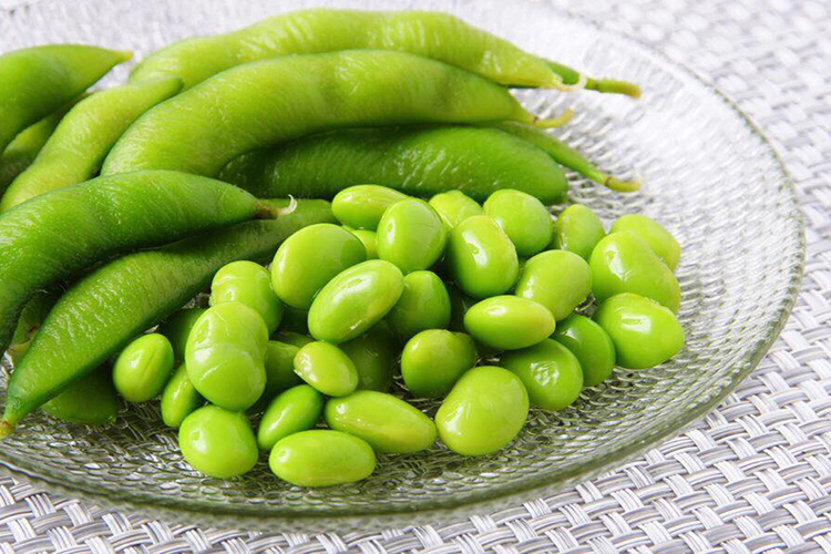 Đậu nành edamame luộc chín có thể dùng làm nguyên liệu cho các món ăn nhẹ, salad, xào rau củ