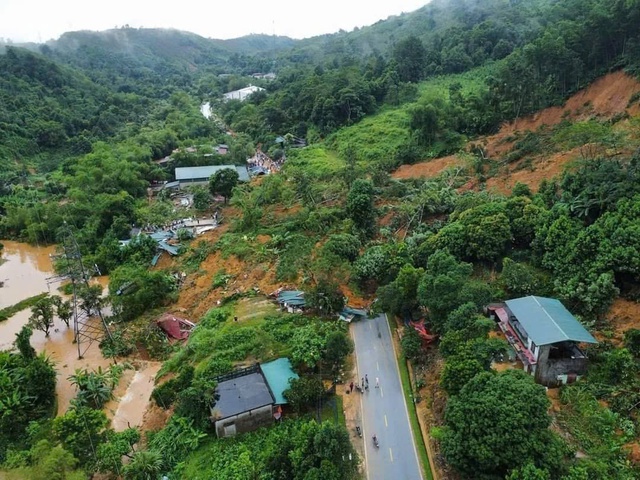 Hiện trường vụ sạt lở đất trên tuyến Quốc lộ 2, đoạn qua xã Việt Vinh, huyện Bắc Quang, Hà Giang - Ảnh: VGP