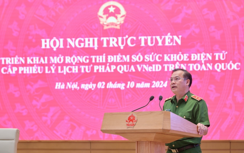 Trung tướng Nguyễn Văn Long, Thứ trưởng Bộ Công an báo cáo về tiết trình lập dữ liệu Sổ sức khỏe điện tử tại Hội nghị - Ảnh: VGP/Nhật Bắc