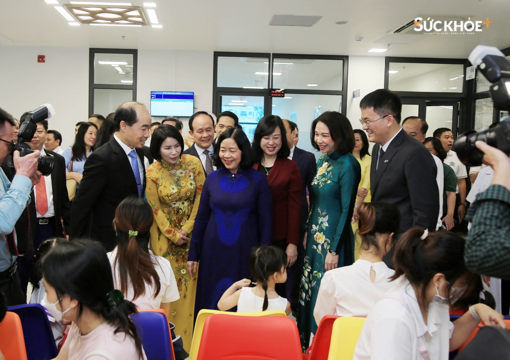 Ngay sau đó, Bí thư Thành ủy Hà Nội Bùi Thị Minh Hoài cùng lãnh đạo các bộ, ban, ngành đã tham quan cơ sở vật chất, dịch vụ tư vấn và khám, chữa bệnh tại bệnh viện Nhi Hà Nội.