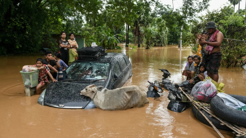 Mưa lớn sau bão YAGI gây lũ lụt, người dân ở Taungoo, Myanmar chờ thuyền cứu hộ - Ảnh: Sai Aung Main/AFP