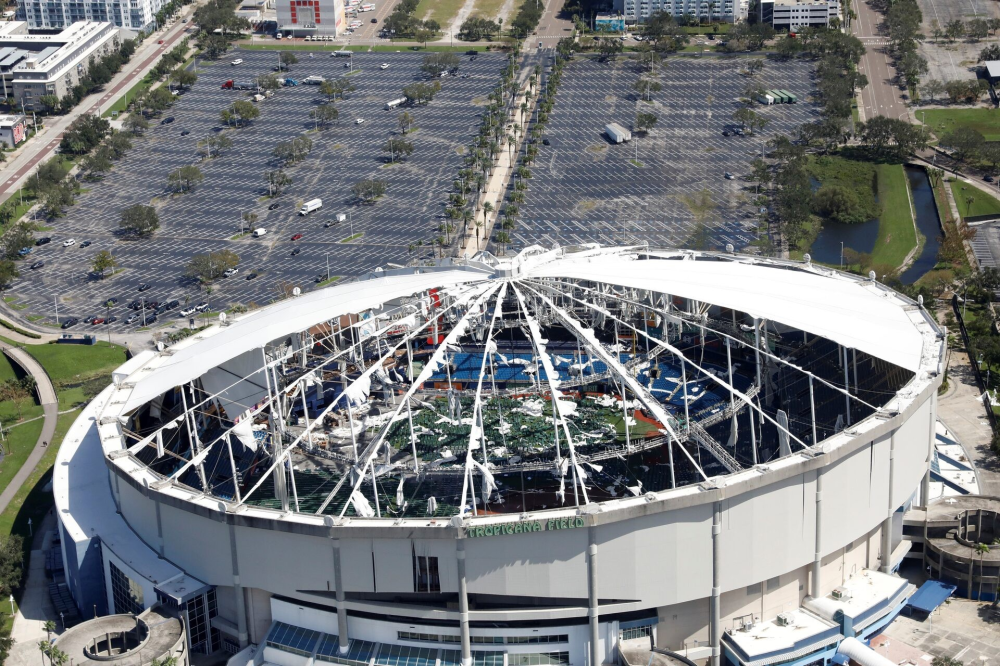 Sân vận động Tropicana Field ở St. Petersburg, Florida bị hư hại sau siêu bão Milton. Milton là cơn bão thứ 3 tấn công Florida trong năm nay, sau bão Francine và Helene. - Ảnh: Reuters.