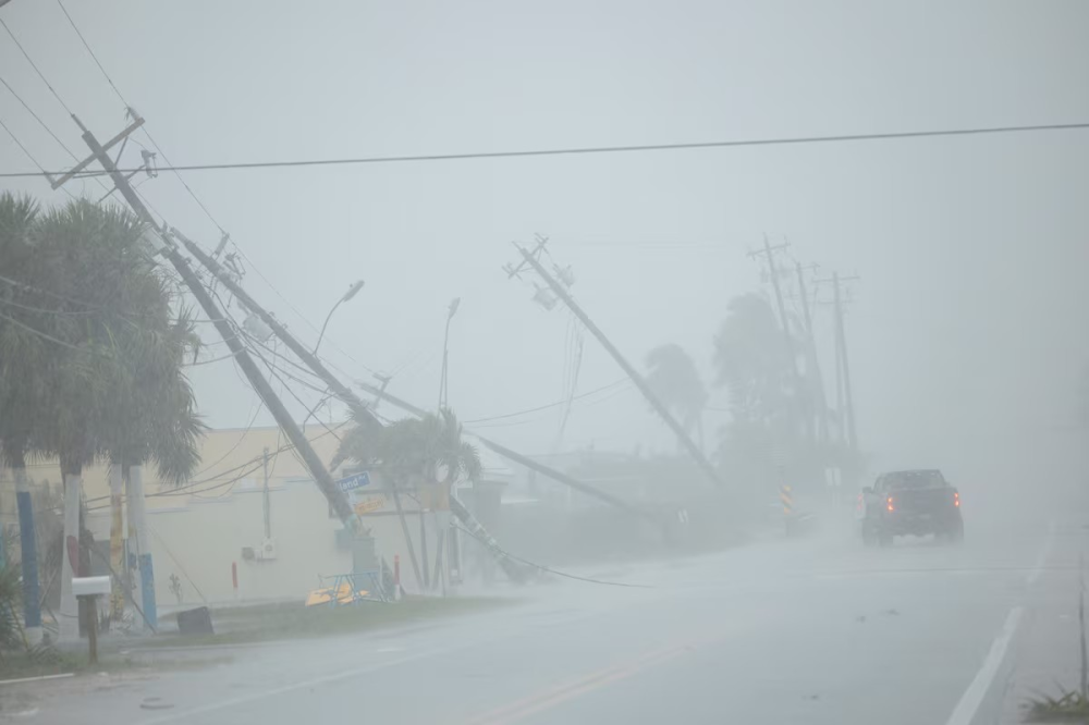 Tối 9/10, bão Milton đã đổ bộ vào Florida với sức gió lên đến gần 200km/h sau khi khu vực này chứng kiến 20-30 trận lốc xoáy. Sau khi đổ bộ, Milton đã suy yếu từ bão cấp 5 xuống cấp 3 và cấp 2.