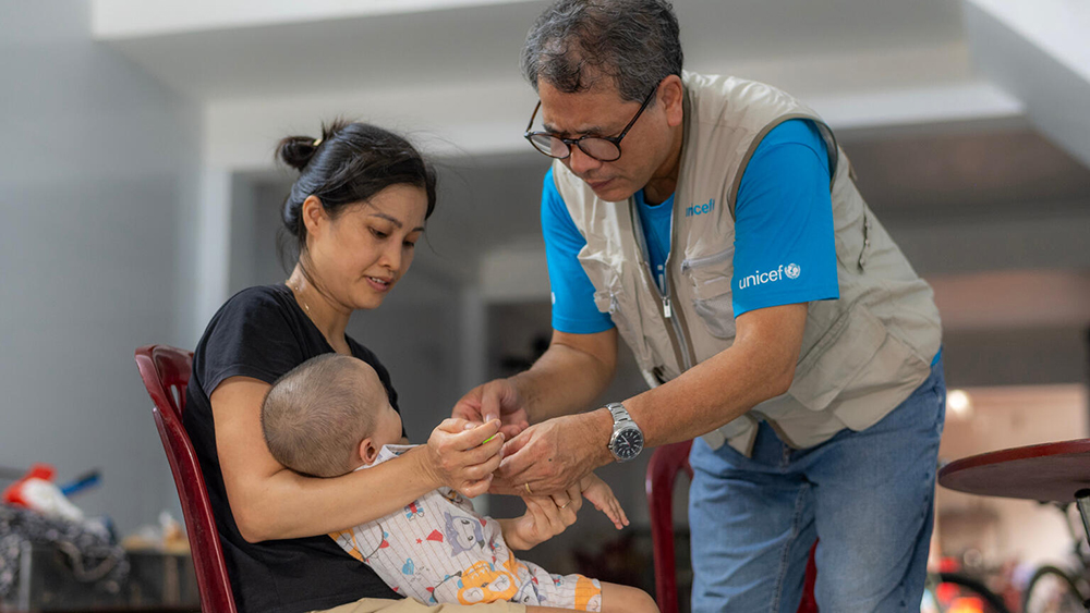 BS Nguyễn Đình Quang, Chuyên gia Dinh dưỡng của UNICEF Việt Nam thăm khám cho trẻ ở Lạng Sơn sau bão YAGI - Ảnh: Nong Viet Linh/UNICEF