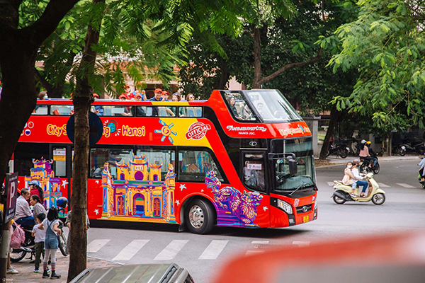 Bạn sẽ được ngắm nhìn một Hà Nội thật khác từ xe bus 2 tầng - Ảnh: Hanoi City Tour