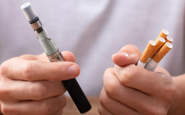 Khói thuốc lá điếu gây hại cho chức năng tim, trong khi khói vape làm mạch máu nhanh lão hóa