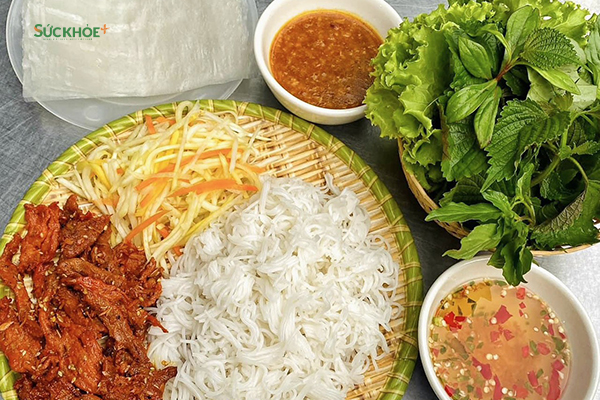 Bún cùng thịt nướng và nước chấm (chẻo) đặc trưng