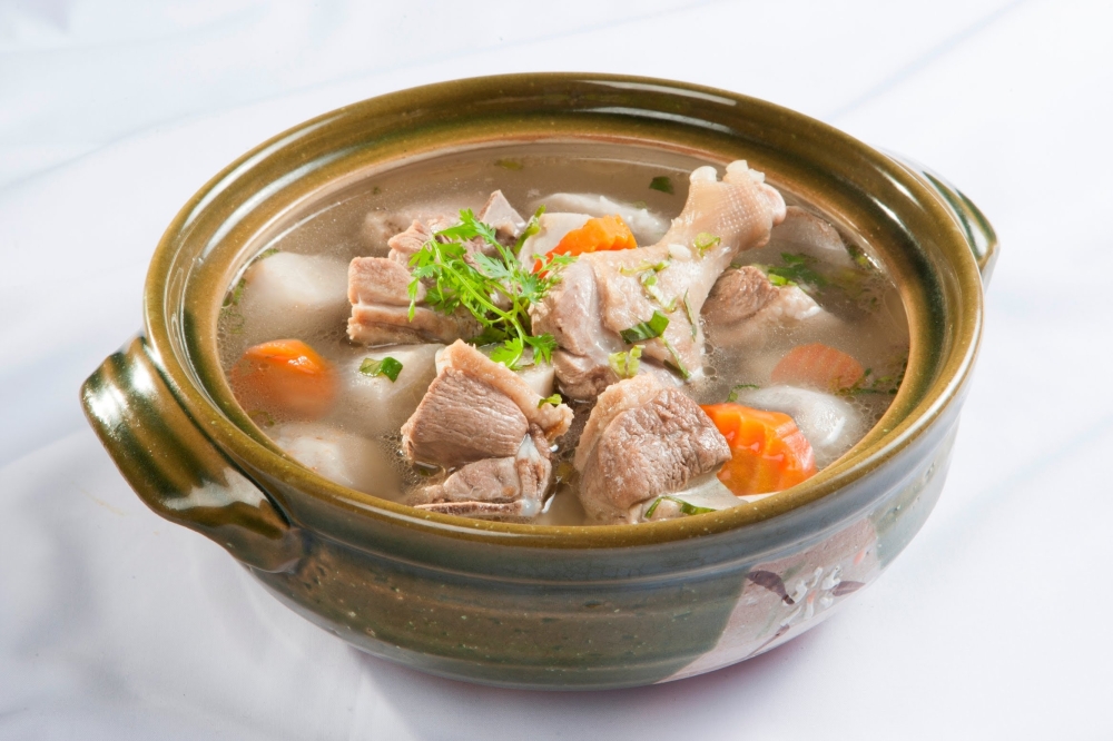 Nước hầm xương dùng để nấu canh, soup hoặc các món bún phở,... là món ăn quen thuộc trong bữa cơm Việt