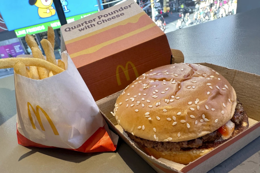 Bánh humburger Quarter Pounder ở một nhà hàng tại New York's Times Square - Ảnh: AP