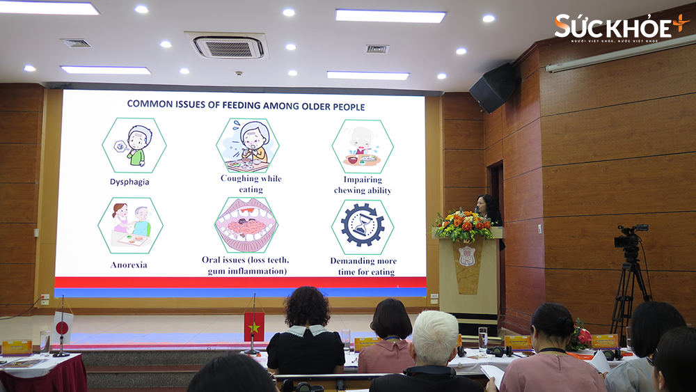 TS.BS Nguyễn Thùy Linh – Trưởng Khoa dinh dưỡng và Tiết chế, Bệnh viện Đại học Y Hà Nội chỉ ra các vấn đề như rối loạn nuốt, viêm phổi do hóc sặc, chán ăn ở người cao tuổi...