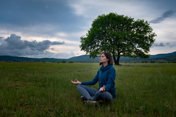 Nhiều người hay tức giận thường xuyên có thể tập thiền, yoga hoặc áp dụng bài tập hít thở sâu.