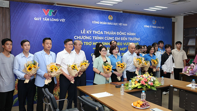 Các em học sinh tặng hoa tri ân các đơn vị tài trợ