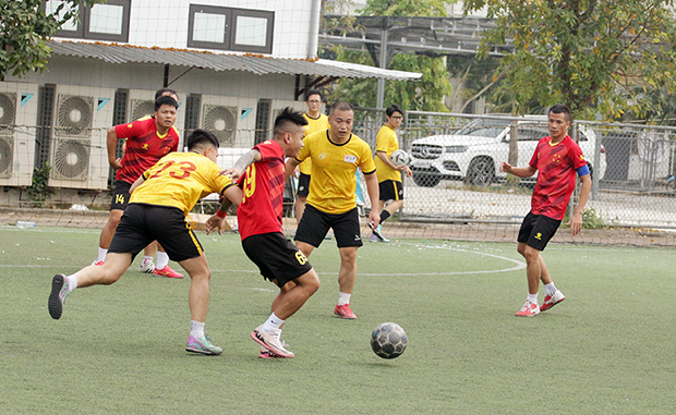 Pha tranh bóng quyết liệt giữa các cầu thủ Liên quân (vàng) và Phương Đông FC trong trận mở màn - Ảnh: Đức Bình/Sức khỏe+