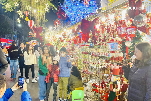 Mọi người tới đây còn để tận hưởng không khí lễ hội và chụp lại những bức hình thật đẹp