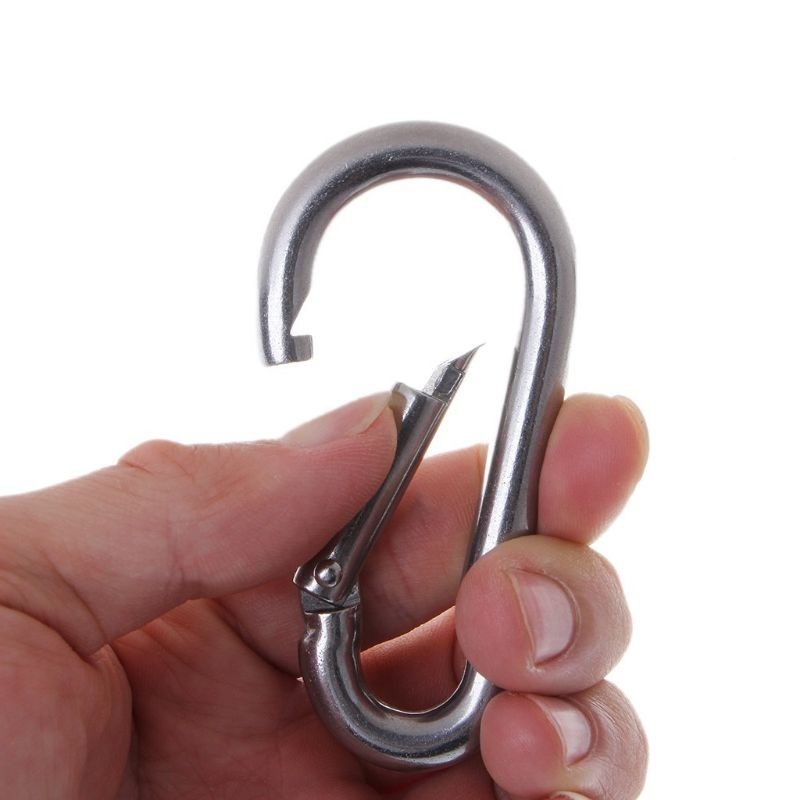 Móc carabiner giúp cố định cửa lồng chim và ngăn chặn tính táy máy của mèo cưng