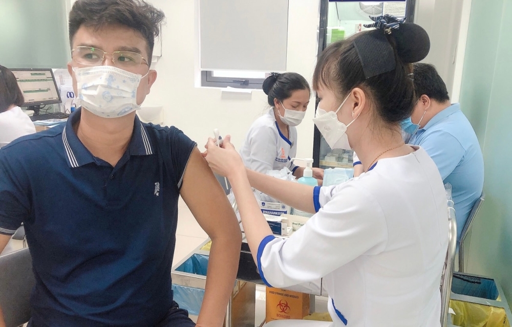 Khi bị chó, mèo cắn, cần đi khám và tiêm vaccine ngay để đảm bảo an toàn tính mạng - Ảnh: Báo Hà Nội mới.