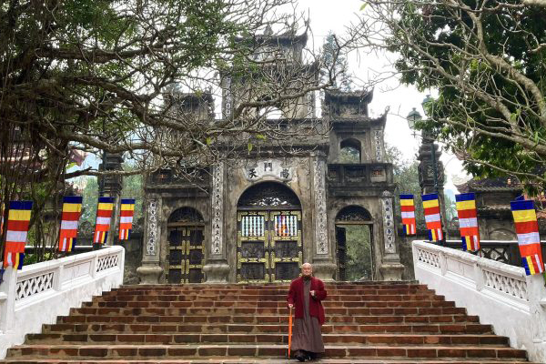 Chùa Hương là nơi linh thiêng để bạn chiêm bái, cầu bình an và thưởng ngoạn cảnh sắc yên bình, kĩ vĩ - Ảnh: chuahuong.org.vn