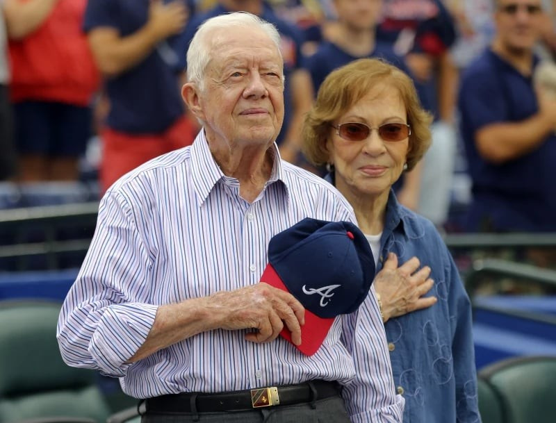 Cố Tổng thống Mỹ Jimmy Carter và vợ vào năm 2015 - Ảnh: AP