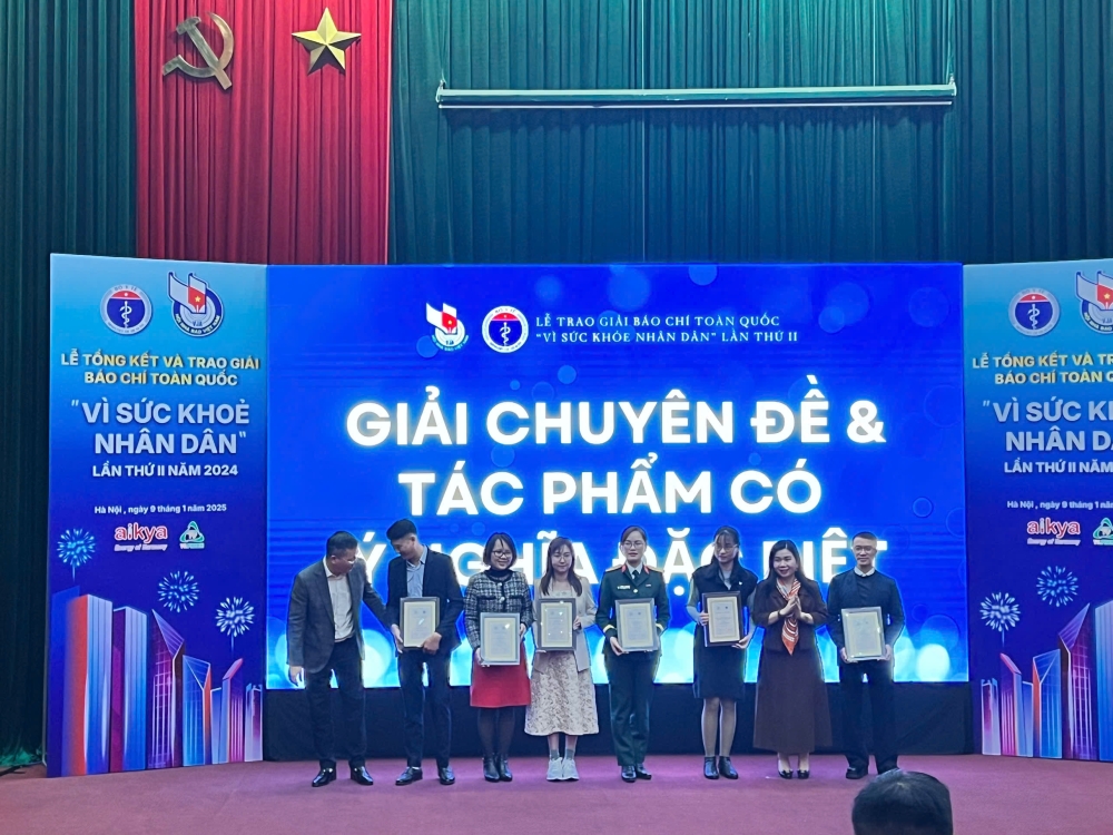 Các đại diện tập thể, cá nhân đạt giải Chuyên đề và Tác phẩm có ý nghĩa đặc biệt - Ảnh: Hà Chi/ Sức khoẻ+.