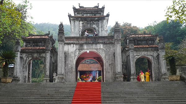 Nghi môn nội được thiết kế kiểu tam quan có ba lối đi vào trong. Hai bên cửa chính được đặt hai bức tượng nghê chầu cổ bằng đá - Ảnh: Vnexpress