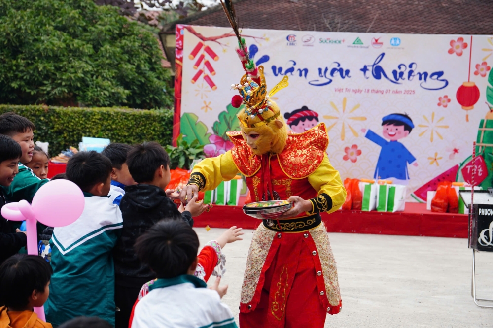 Bên ngoài sân, đặc biệt, năm nay các con vô cùng thích thú và háo hức đón chờ bởi ngoài các hạng mục trao quà như mọi năm, các con còn được xem biểu diễn ảo thuật, dự tiệc đứng ngoài trời và tham gia các trò chơi đặc sắc.

