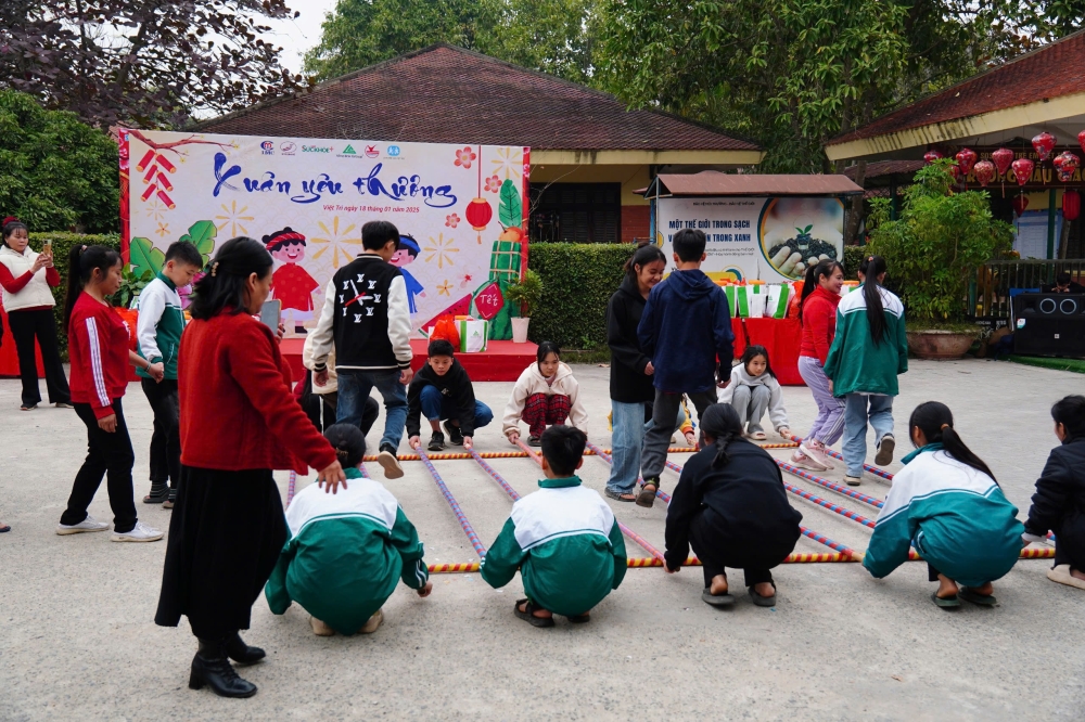 Các em nhỏ ở làng trẻ háo hức tham gia nhảy sạp, một nét văn hóa đặc sắc của đồng bào vùng cao Tây Bắc