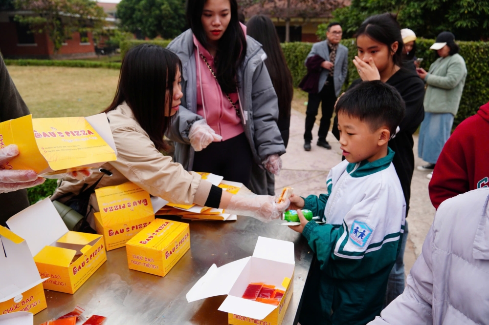 DS. Nguyễn Xuân Hoàng cho biết đây cũng chính là dịp để con em cán bộ công nhân viên trong hệ thống có cơ hội lan tỏa tình yêu thương của mình đến với những bạn trẻ có hoàn cảnh khó khăn tại làng trẻ em SOS Việt Trì.