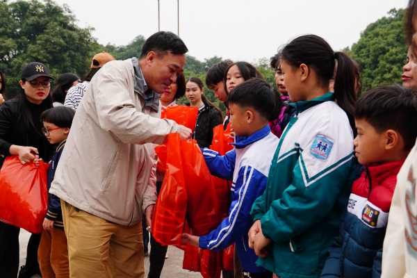 Ds Nguyễn Xuân Hoàng trao tặng quà Tết cho các em tại Làng trẻ SOS Việt Trì - Ảnh: Việt An/ Sức khoẻ+