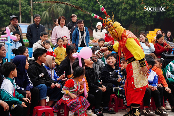 Các em nhỏ vui vẻ trong chương trình Tết đặc biệt