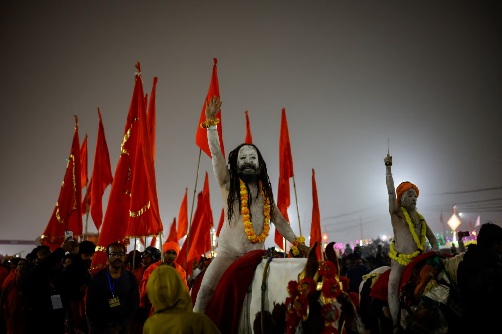 Sadhus hay còn gọi là thánh nhân trong Ấn Độ giáo, thường họa mặt với nhiều màu sắc, tượng trưng cho các vị thần mà họ chọn dâng hiến. Lớp tro bụi trắng đại diện cho cái chết của sadhus ở trần thế.