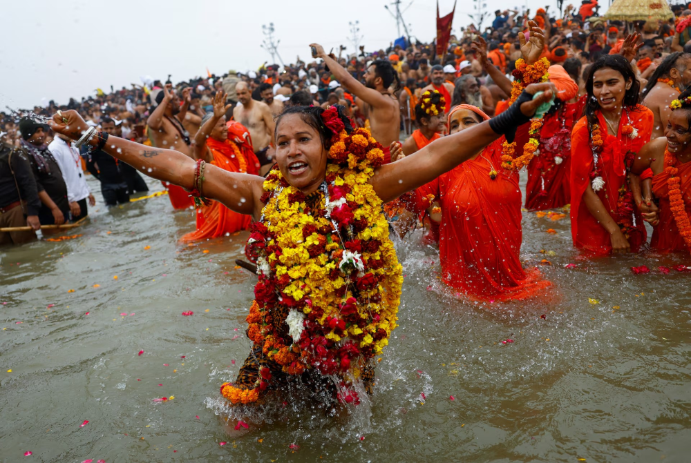 Nếu sadhus chỉ thánh nhân là nam, thì sadhvi là những người nữ thánh trong đạo Hindu. Theo đức tin Hindu, việc tắm mình tại Prayagraj, nơi hợp lưu của ba con sông linh thiêng là sông Hằng, sông Yamuna và sông Saraswati huyền thoại, giúp thanh tẩy linh hồn, xóa bỏ tội lỗi và mang lại phúc lành, là một trong những nghi thức không thể thiếu đối với người hành hương.