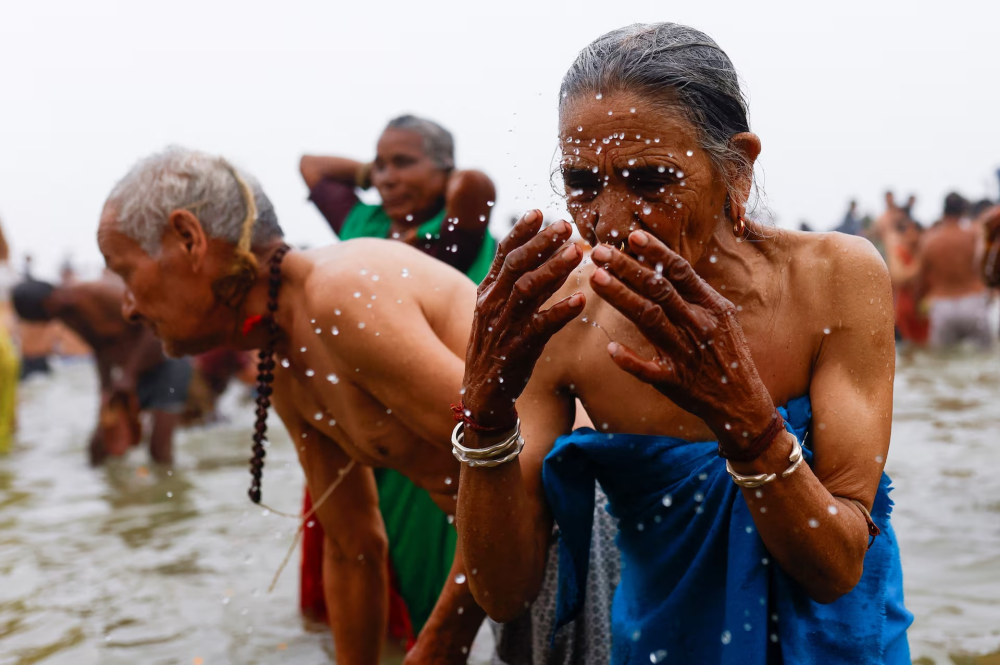 Lễ hội Kumbh Mela bắt nguồn từ thần thoại Hindu về cuộc chiến giữa các vị thần và quỷ dữ để giành quyền kiểm soát chiếc bình chứa mật bất tử. Bốn giọt mật rơi xuống trong cuộc chiến, trong đó một giọt rơi tại thành phố Prayagraj, nơi diễn ra lễ hội Kumbh Mela chính. Ba giọt còn lại rơi tại Nashik, Ujjain và Haridwar, nơi các lễ hội nhỏ hơn được tổ chức vào các năm xen kẽ.