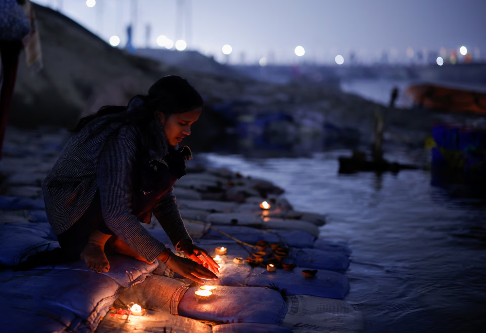 Một người phụ nữ cầu nguyện trên bờ sông Hằng tại Lễ hội Maha Kumbh Mela 2025 ở ở Prayagraj, Ấn Độ.