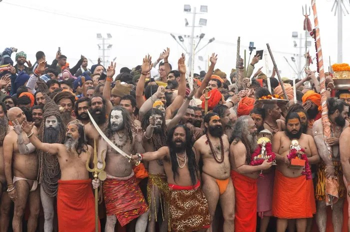 Kumbh Mela trong tiếng Hindi có nghĩa là lễ hội bình nước thiêng, được tổ chức tại ngã ba sông Ganges, Yamuna và Sarasvati huyền thoại.