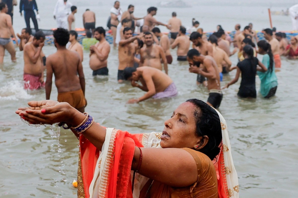 Một tín đồ Hindu cầu nguyện trong khi tắm mình trong dòng nước thiêng tại Sangam trong lễ hội Maha Kumbh Mela. Năm nay, cuộc hành hương kéo dài 45 ngày (13/1-26/2).