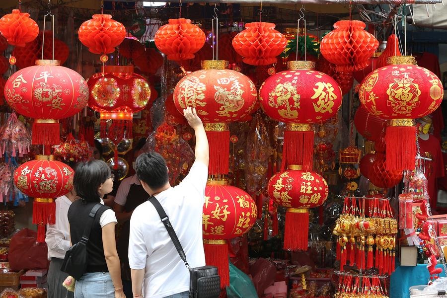 Người dân mua đồ trang trí Tết Nguyên đán tại China Town ở Bangkok, Thái Lan - Ảnh: Xinhua/Rachen Sageamsak