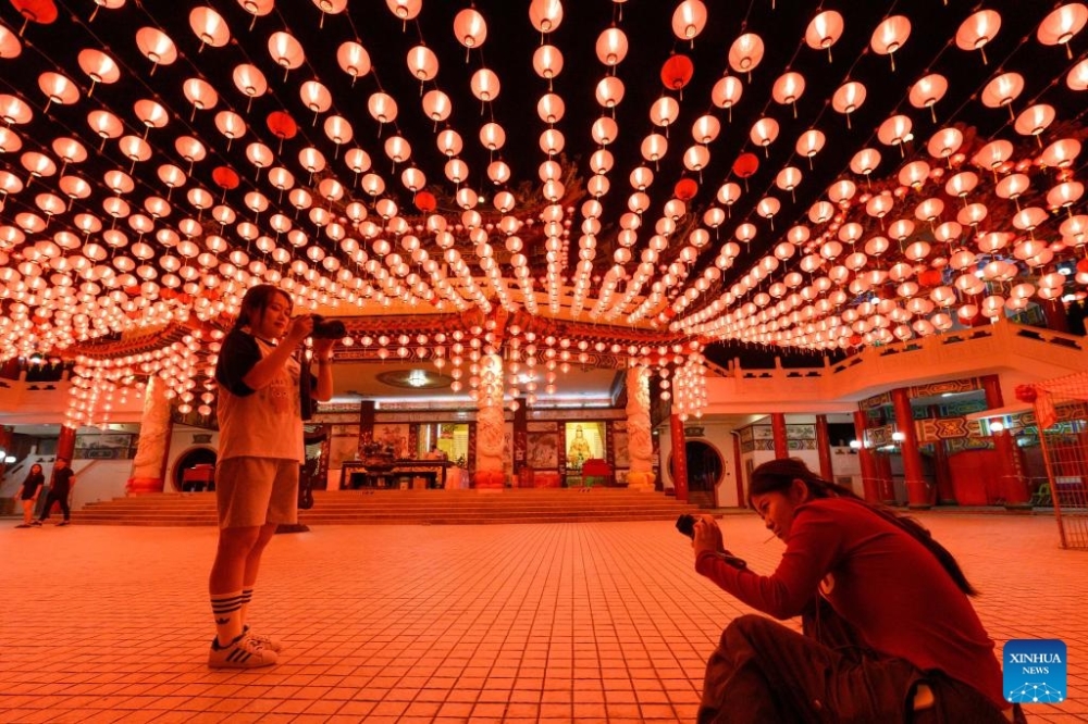 Người dân chụp ảnh lễ hội đèn lồng chào mừng năm mới tại Đền Thean Hou ở Kuala Lumpur, Malaysia - Ảnh: Xinhua/Chong Voon Chung