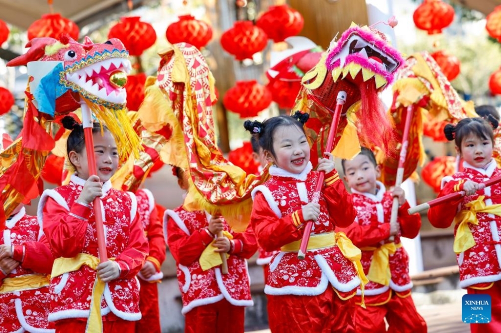 Đội múa rồng trẻ em đang biểu diễn chào đón Tết Nguyên đán (hay còn gọi là Lễ hội mùa Xuân) tại một trường mẫu giáo ở thành phố Hoàng Sơn, tỉnh An Huy, Trung Quốc - Ảnh: Shi Yalei/Xinhua