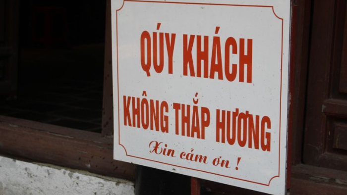 Một số nhà đền, chùa đã gắn biển nhắc nhở du khách không thắp hương.