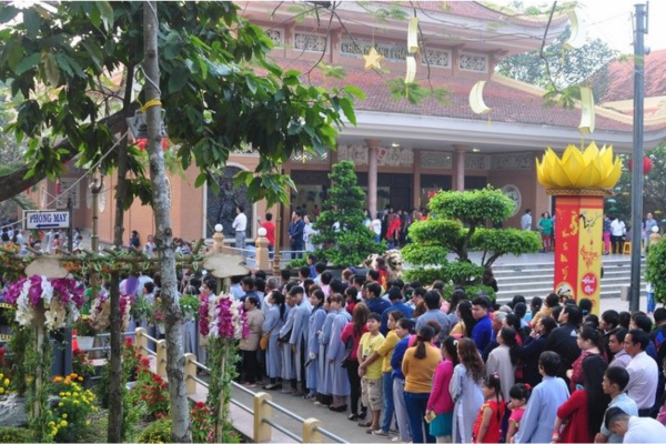 Vãn cảnh chùa nên giữ thái độ trang nghiêm, thanh tịnh, không chen lấn xô đẩy - Ảnh: Báo Tuổi trẻ