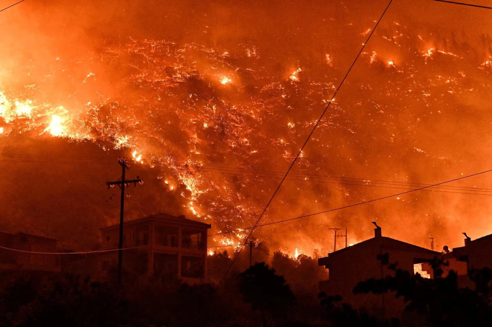 Một mảng rừng rực đỏ trong đám cháy ngày 29/9 tại Ano Loutro (Hy Lạp). Ảnh: Vassilis Psomas/Reuters.
