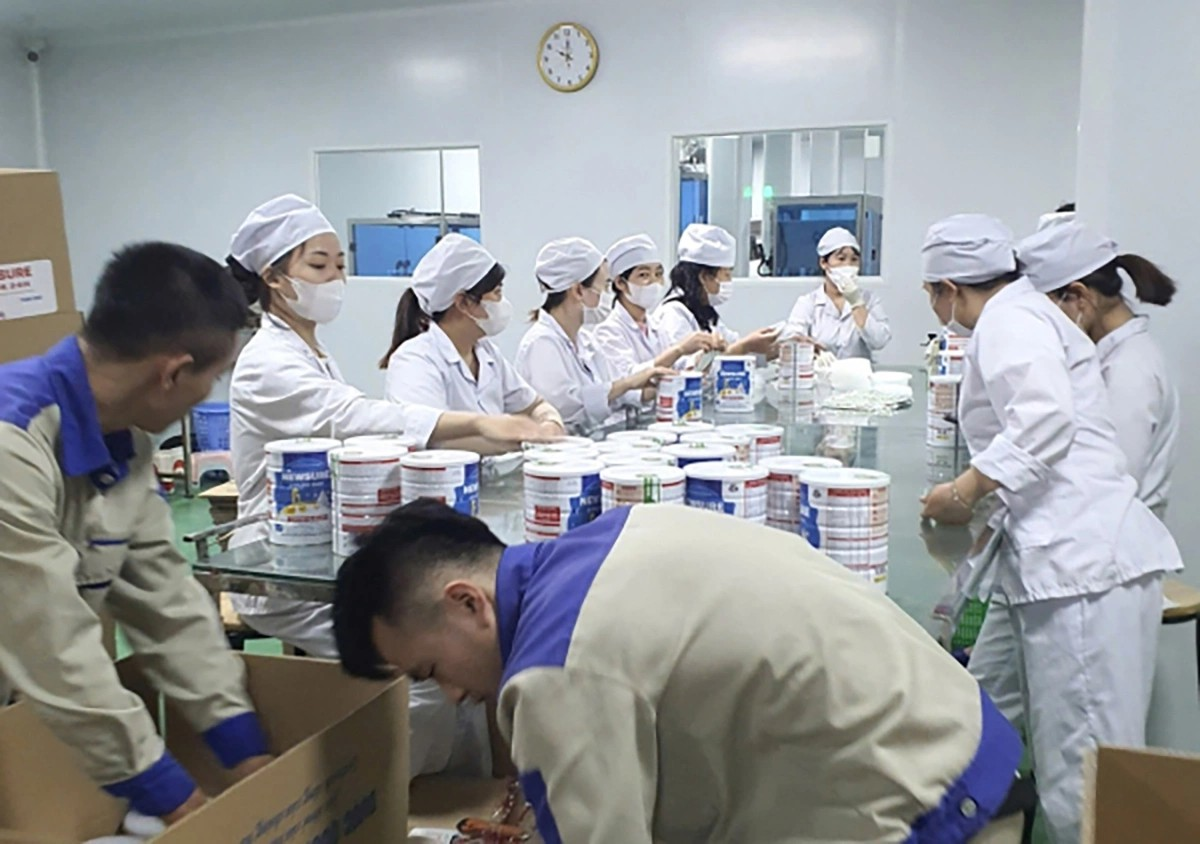 Công nhân đóng hộp thành phẩm sữa giả tại cơ sở sản xuất, chuẩn bị bán ra thị trường. Ảnh: CAND