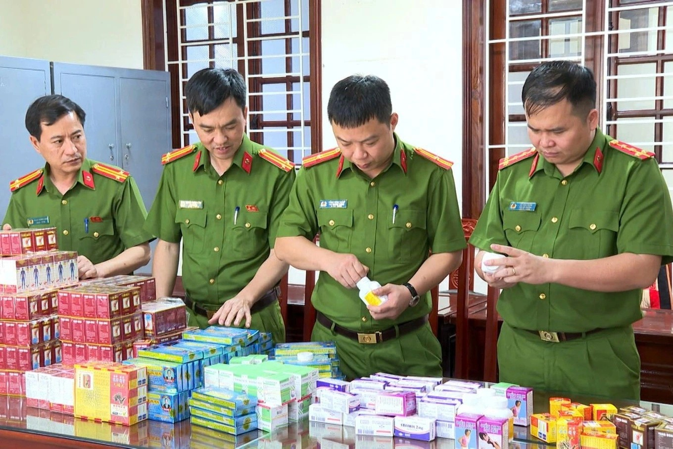Lực lượng công an kiểm tra và thu giữ số thuốc giả - Ảnh: Công an Thanh Hóa.