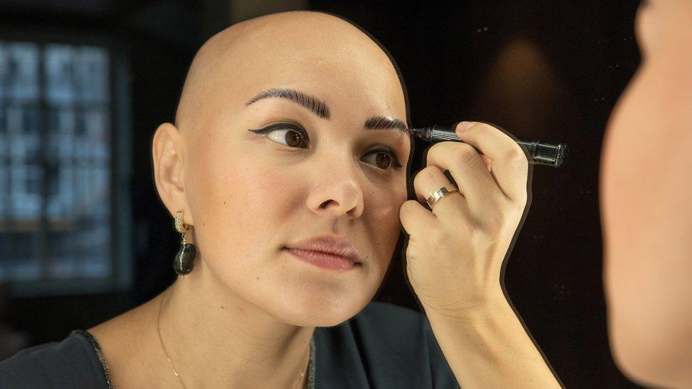 Dùng chì, gel hoặc phấn lông mày để che khuyết điểm rụng lông mày