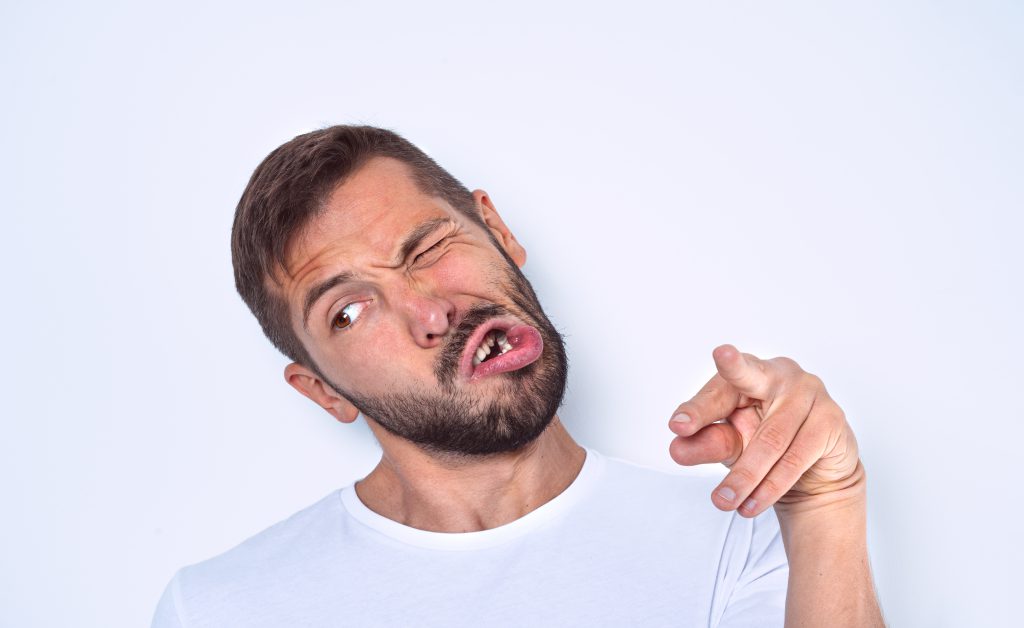 Hội chứng Tourette khiến người bệnh có thể chớp mắt liên tục, nhún vai hay phát ra những âm thanh bất thường hoặc từ ngữ xúc phạm.