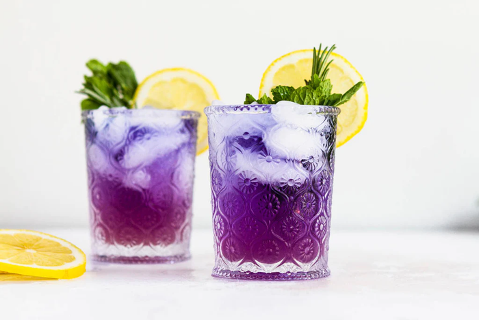 Siro màu xanh kết hợp với nước ép nam việt quất màu đỏ tạo ra mocktail màu tím
