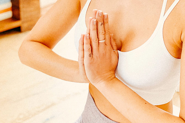 Bài tập yoga theo tư thế cầu nguyện