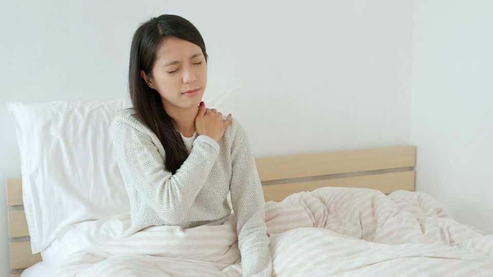 Cần đi khám nếu đau nhức vùng cổ thường xuyên